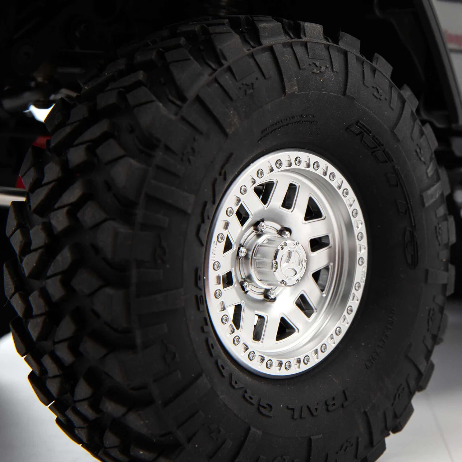 Axial 1/10 SCX10 III Jeep JLU Wrangler with Portals RTR, Gray - SCRATCH & DENT 14 Axial 1/10 SCX10 III Jeep JLU Wrangler with Portals RTR, Gray - SCRATCH & DENT - Image 14
